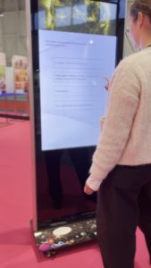 Un quiz sur l'Univers pour les visiteurs de l'OFPC sur borne tactile 43 pouces